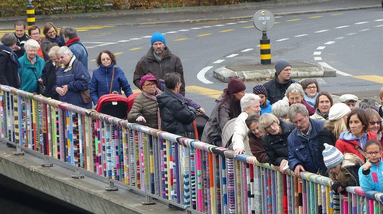 Die vollendete St.-Karli-Brücke voll mit farbiger Wolle und viel Besuch (Bild: zvg)