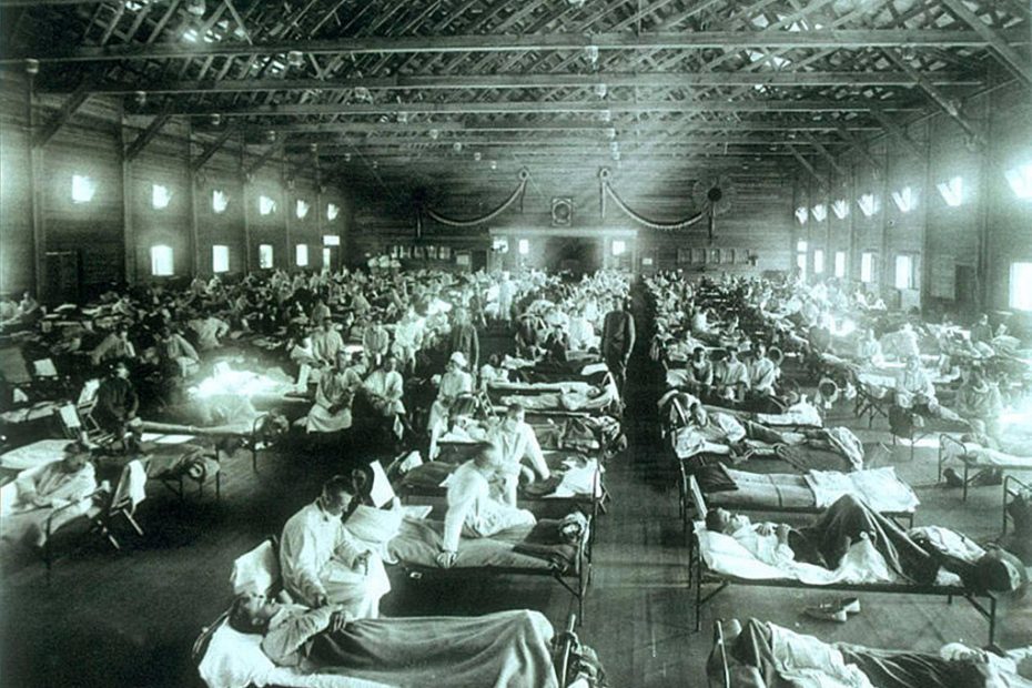 So geordnet und gut organisiert ging es im Notspital für die Unterwaldner Soldaten im St.-Karli-Schulhaus nicht zu. (Soldaten im Militär-Notfallkrankenhaus während der Spanischen Grippe in Kansas, Bild: Wikipedia)