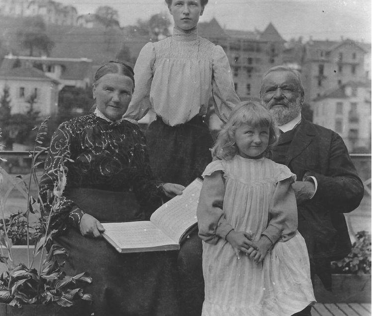 Friedrich Goll um 1905 mit seiner Ehefrau Louise, seiner Tochter Augustine und seiner Enkelin Hilda auf der Sentimatte, im Hintergrund das andere Reussufer. (Familienarchiv Goll – aus Hörler Band 1).