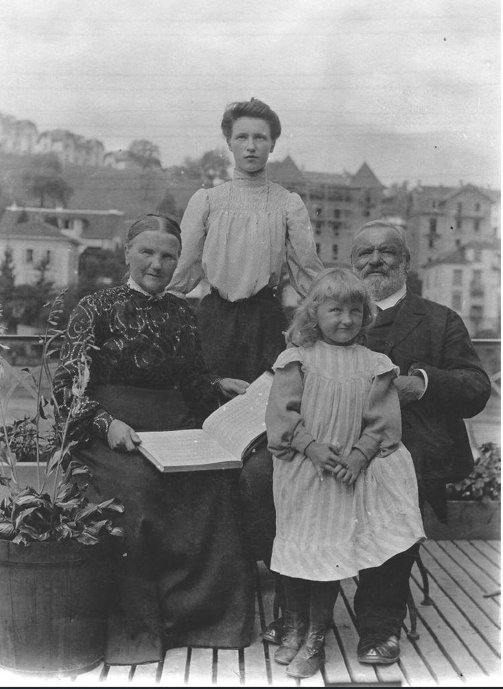 Friedrich Goll um 1905 mit seiner Ehefrau Louise, seiner Tochter Augustine und seiner Enkelin Hilda auf der Sentimatte, im Hintergrund das andere Reussufer. (Familienarchiv Goll – aus Hörler Band 1).