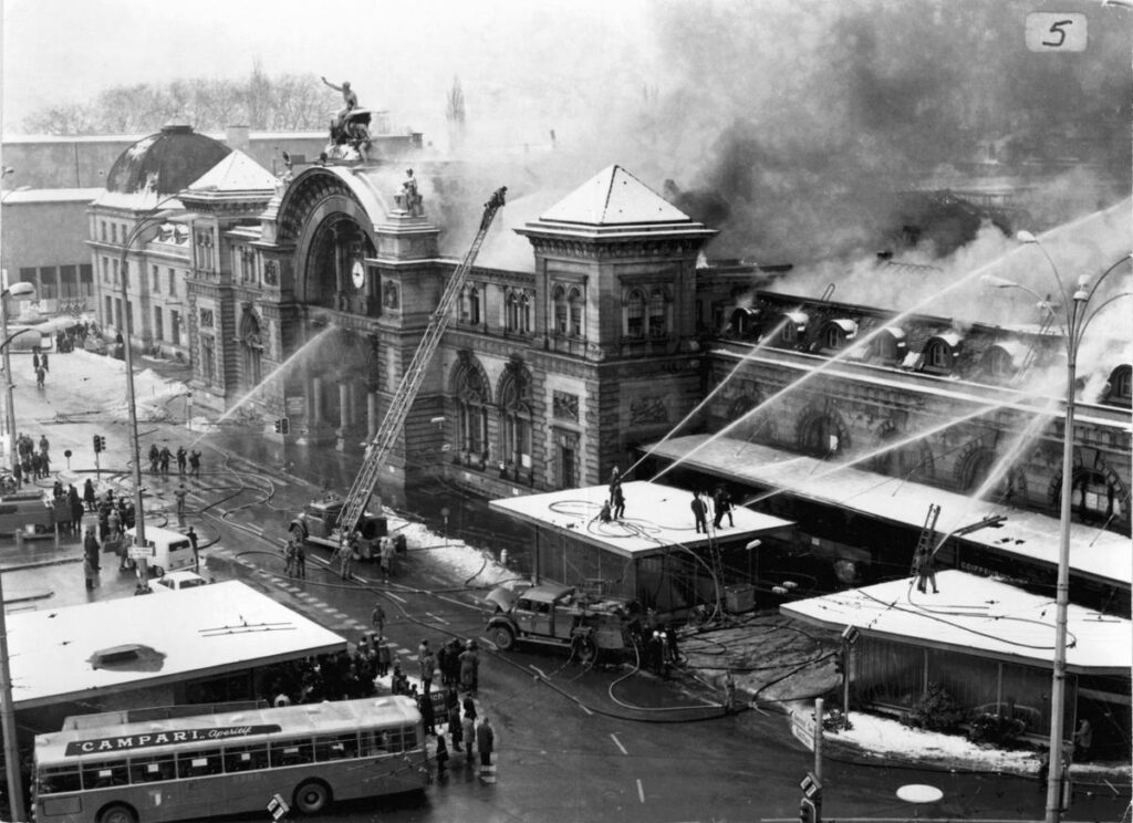 Am 5. Februar 1971 brannte der Bahnhof Luzern. (Bild: Hans Schürmann/AURA)