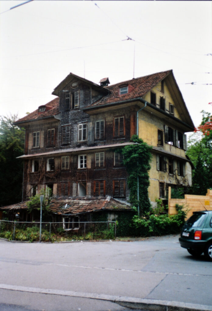 Im Jahr 2003 war die Villa kurz vor ihrem Abriss kein Idyll mehr. (Quelle: Stadtarchiv Luzern: F2a/MOOSMATTSTR. 27).