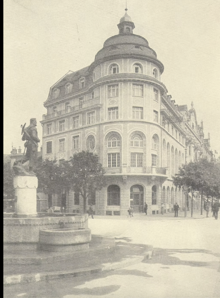 Volksghaus mit Wilhelm Tell im Vordergrund. Das Denkmal wurde später in den Lindengarten versetzt. (Bild: zvg)