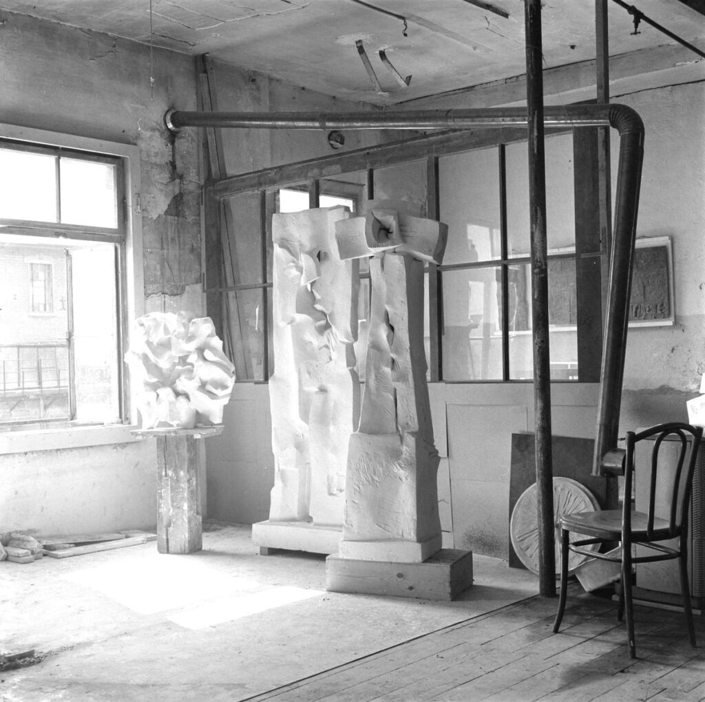 Kreativer Output im Atelier von Anton Egloff. (Bild: Lisa Meyerlist, Staatsarchiv Luzern, FDC 102/1812)