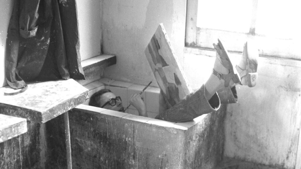 Künstlerisches Refugium in der Badewanne in einem Zimmer des «Mississippidampfer». (Bild: Lisa Meyerlist_STALUFDC 102_1811)