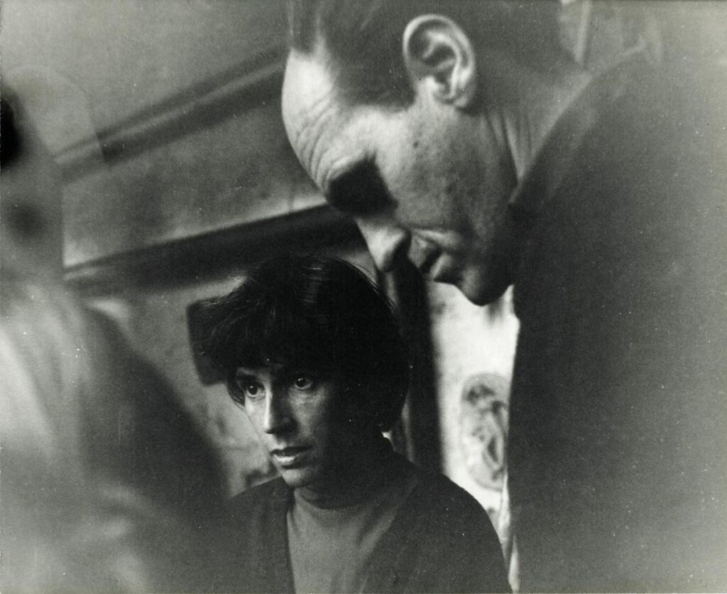 Rosmarie und Rico Baltensweiler im Atelier von Bildhauer Rolf Brem in Meggen (Bild: Rolf Brem).