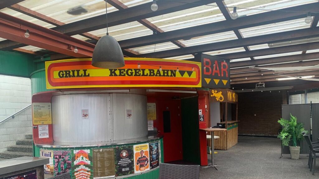 Wurststand und Eingang zum «Klub Kegelbahn» 2024. (Bild: Judith Schubiger)