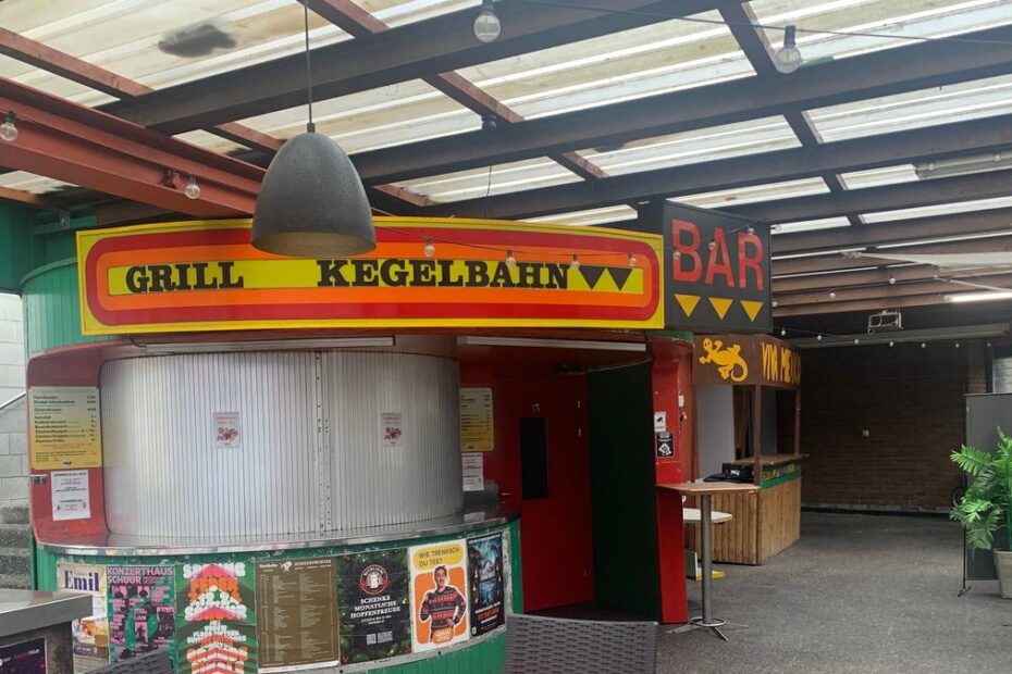 Wurststand und Eingang zum «Klub Kegelbahn» 2024. (Bild: Judith Schubiger)
