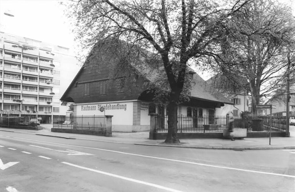Die Pferdehandlung Kaufmann kurz vor dem Abriss. (Quelle: Stadtarchiv Luzern F2a/MOOSMATTSTR. 5)
