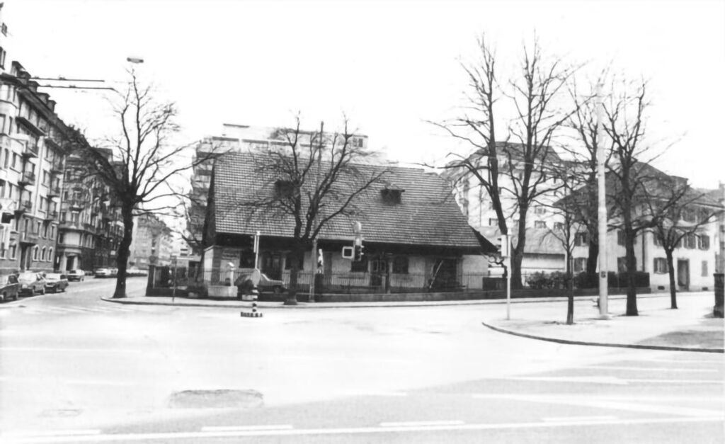 Dieses Foto aus den 1980er-Jahren zeigt die Häuser Moosmattstrasse 1 (Mitte) und 5 (weiss, rechts). Sie wurden 1824 erbaut und blieben bis zum Abriss 1989 erhalten (Quelle:  Stadtarchiv Luzern F2a/MOOSMATTSTR. 5).