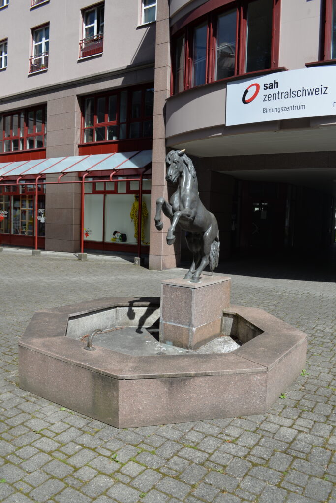 Der heutige Brunnen erinnert zwar noch an die Pferdehandlung, läuft jedoch seit Jahrzehnten nicht mehr. (Quelle: Michael Weber)